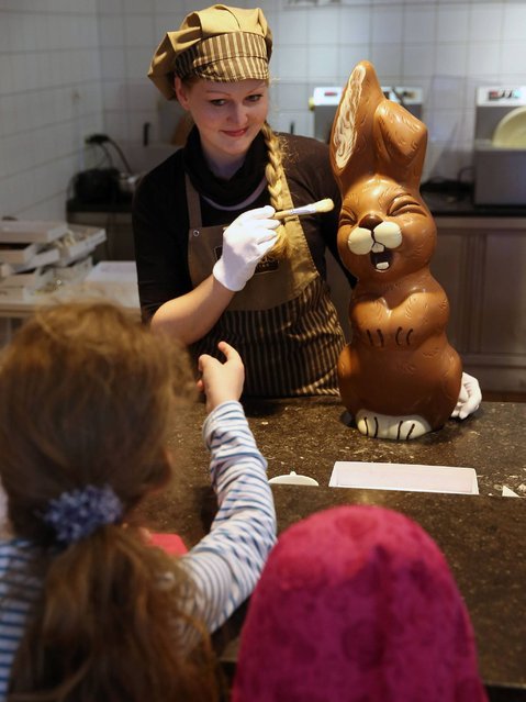 Производство шоколадных пасхальных зайцев в немецкой кондитерской "Felicitas" (10 фото)