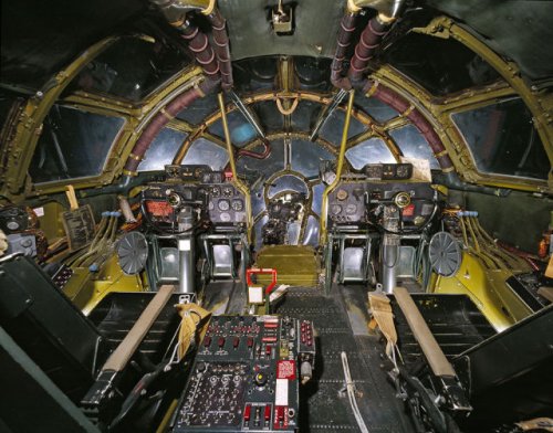 Внутри кабин военных самолётов (30 фото)