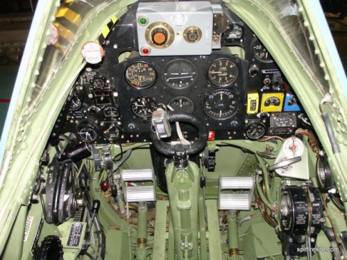 Внутри кабин военных самолётов (30 фото)
