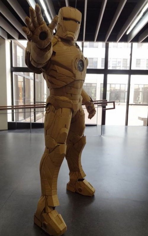 Реалистичный костюм Тони Старка из картона (12 фото)