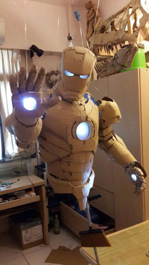 Реалистичный костюм Тони Старка из картона (12 фото)