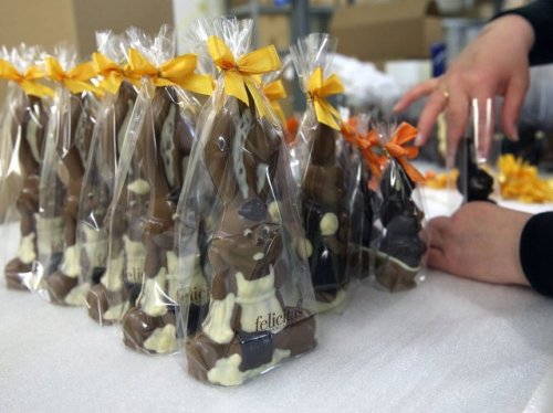 Производство шоколадных пасхальных зайцев в немецкой кондитерской "Felicitas" (10 фото)