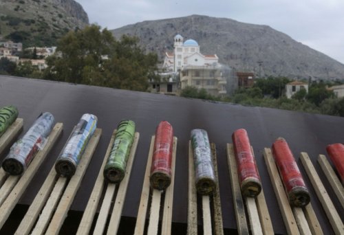 Пасхальная ракетная перестрелка на греческом острове Хиос (14 фото)