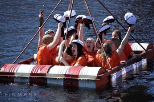 Финские студенты празднуют Вальпургиеву ночь (28 фото)
