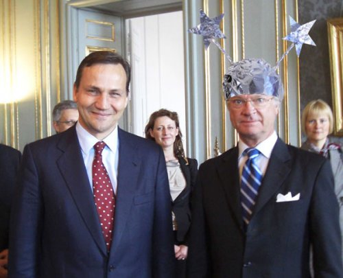 Король Швеции в абсурдных головных уборах (23 фото)