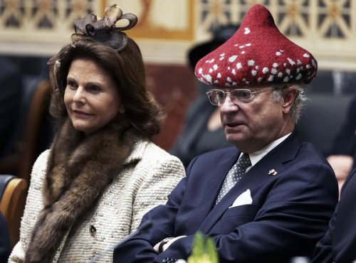Король Швеции в абсурдных головных уборах (23 фото)