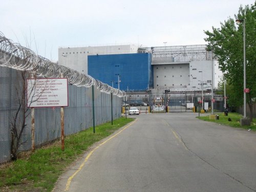 Баржа-тюрьма, пришвартованная в Бронксе (9 фото)