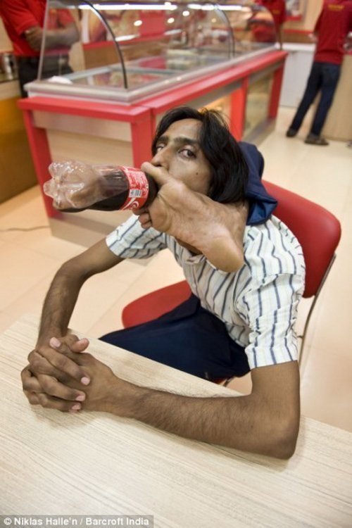 Гуттаперчевый гимнаст Виджей Шарма является самым гибким человеком в Индии (4 фото)
