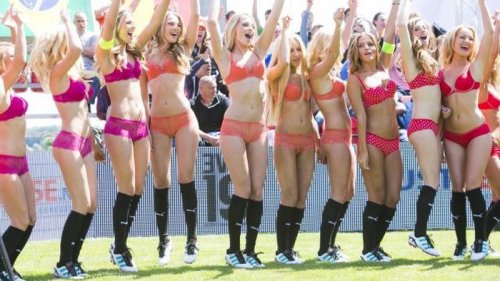 Женский футбол в нижнем белье (24 фото)