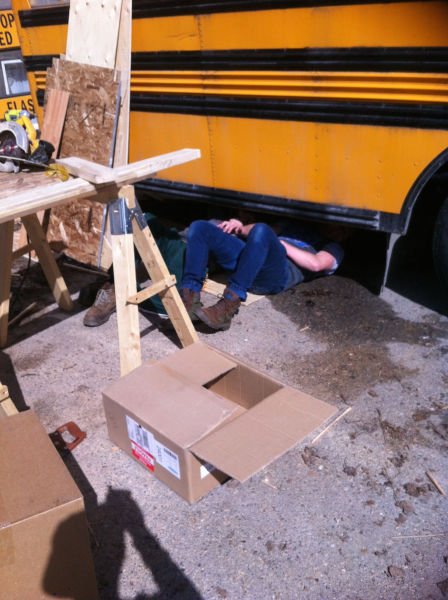 Комфортабельный кемпер из школьного автобуса (34 фото)