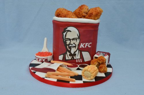 Ведро куриных крыльев KFC с сюрпризом (5 фото)