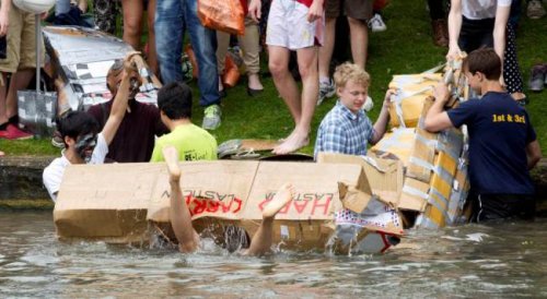 Сумасшедший заплыв английских студентов в Кембридже (9 фото)