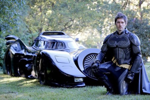 Фанат Бэтмена построил собственный бэтмобиль (10 фото)