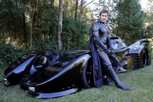 Фанат Бэтмена построил собственный бэтмобиль (10 фото)