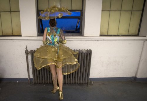 Модный показ нарядов из мусора в Бруклине (12 фото)