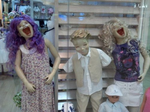 Необычные и странные манекены, которые можно увидеть в магазинах (15 фото)