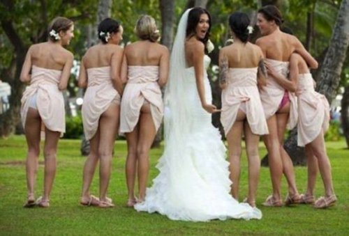 Новый свадебный фототренд: задранные платья подружек невесты (5 фото)