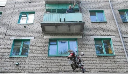 Балкон в качестве парковки для мотоцикла (5 фото)