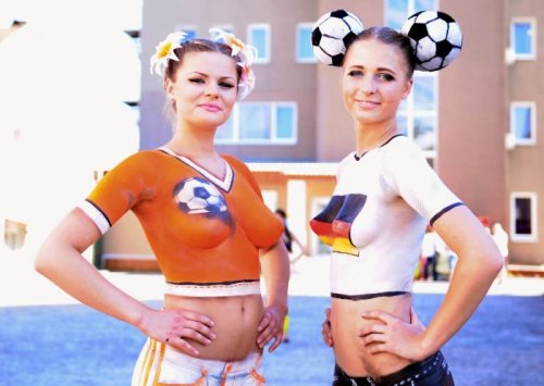 Женский футбол топлес в поддержку немецкой сборной (21 фото)