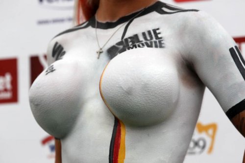Женский футбол топлес в поддержку немецкой сборной (21 фото)