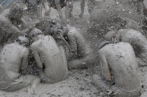 Фестиваль грязи в городе Порён (21 фото)