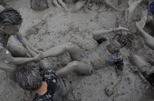 Фестиваль грязи в городе Порён (21 фото)