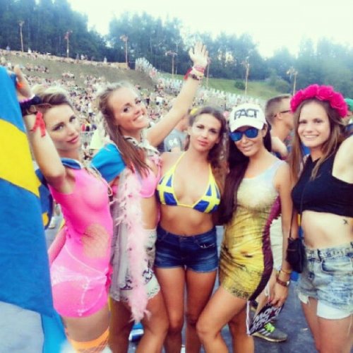 Девушки на фестивале танцевальной музыки Tomorrowland 2014 (33 фото)