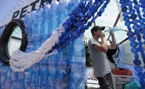 Студенты соорудили лодку из пластиковых бутылок (15 фото)