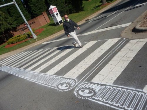Самые необычные "зебры" на пешеходных переходах (22 фото)
