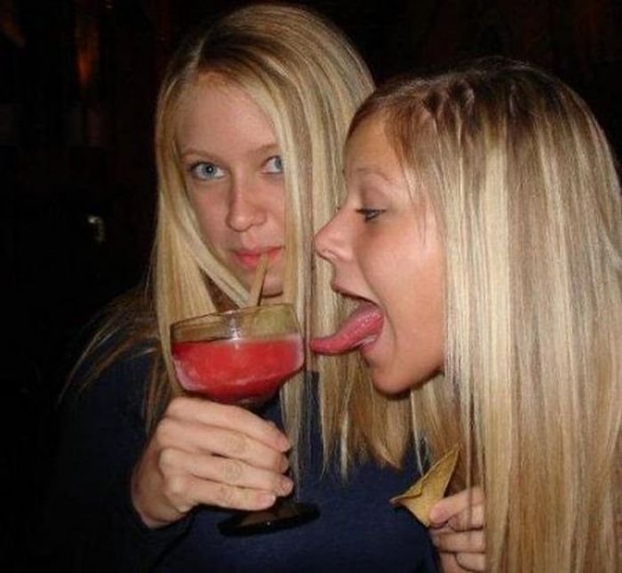 Малолетняя дура. Пьяные девушки из соцсетей. Девчонки развлекаются в соцсетях. Неадекватные девки. Пьяные девушки в соцсетях.