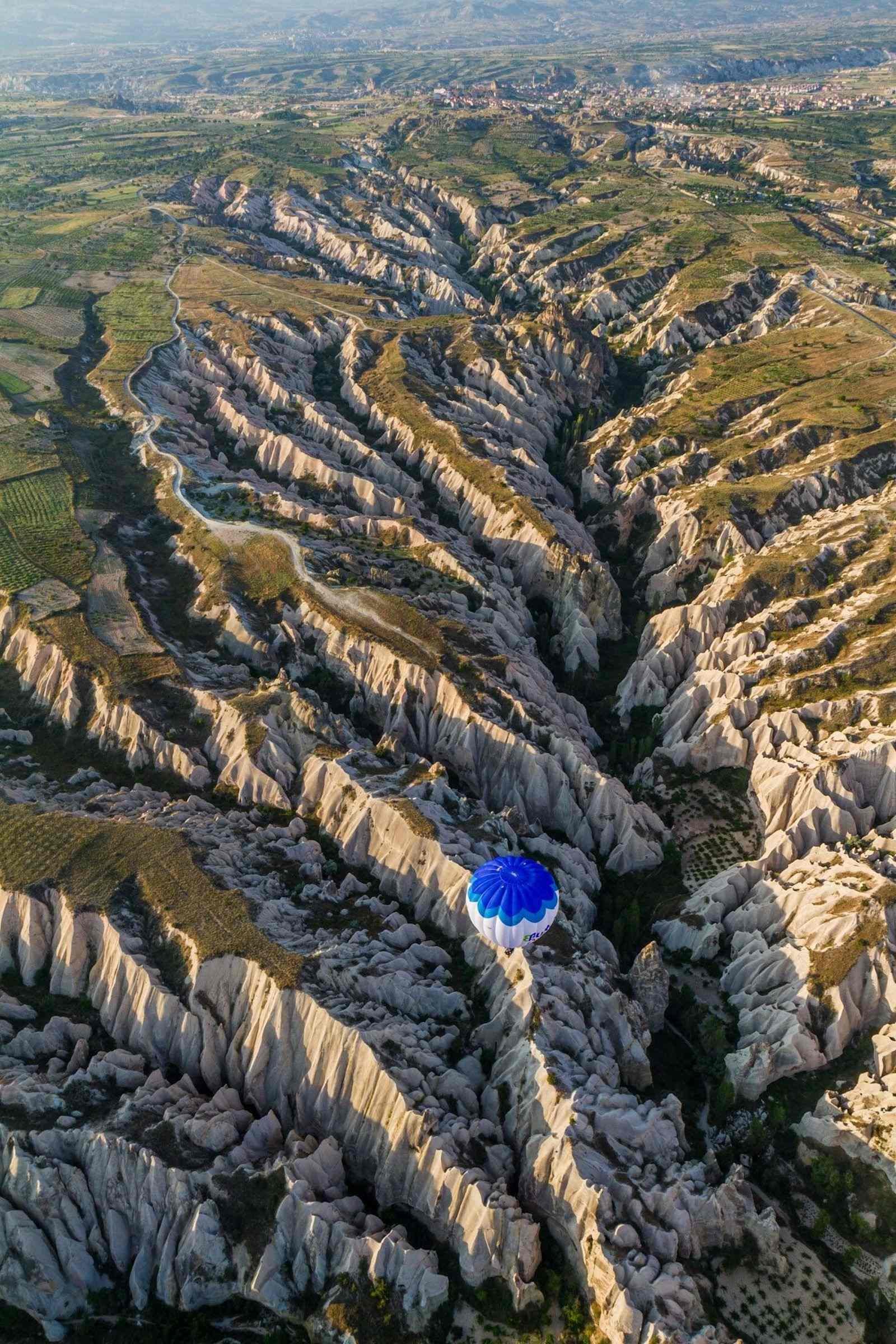 Неизведанные места. Долина Мескендир Каппадокия. Каппадокия с высоты птичьего полета. Ландшафт Каппадокии. Природа с высоты.