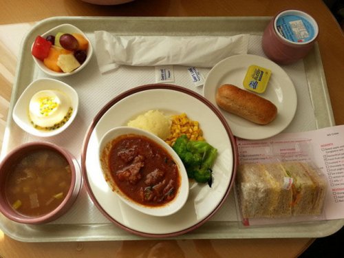 Разнообразие больничной еды по всему миру (22 фотографии)
