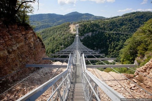 В Сочи построили самый длинный в мире пешеходный подвесной мост (11 фото)