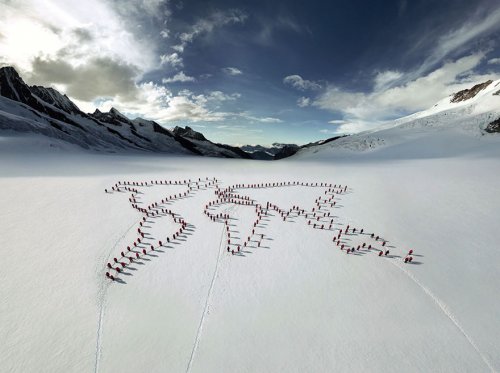 Сотни альпинистов в грандиозной фотосессии на горе Маттерхорн (14 фото + видео)