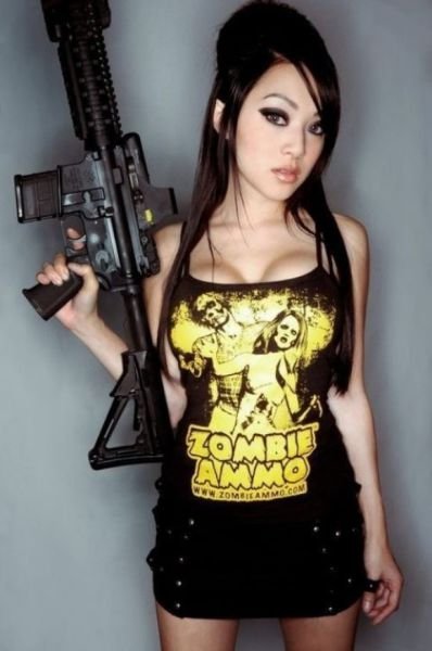 Сексуальные девушки с оружием (27 фото)