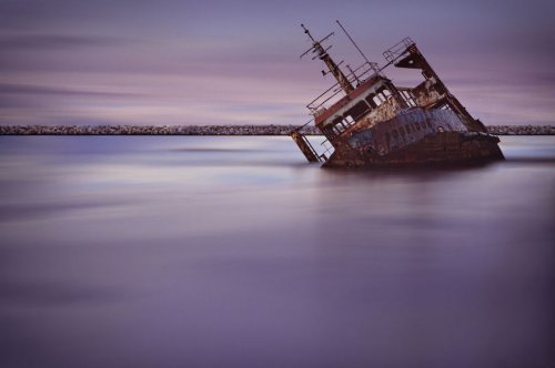 Впечатляющие фотографии севших на мель кораблей (25 фото)