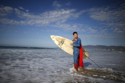 В Санта-Монике прошли соревнования среди серфингистов, посвящённые Хэллоуину (19 фото)