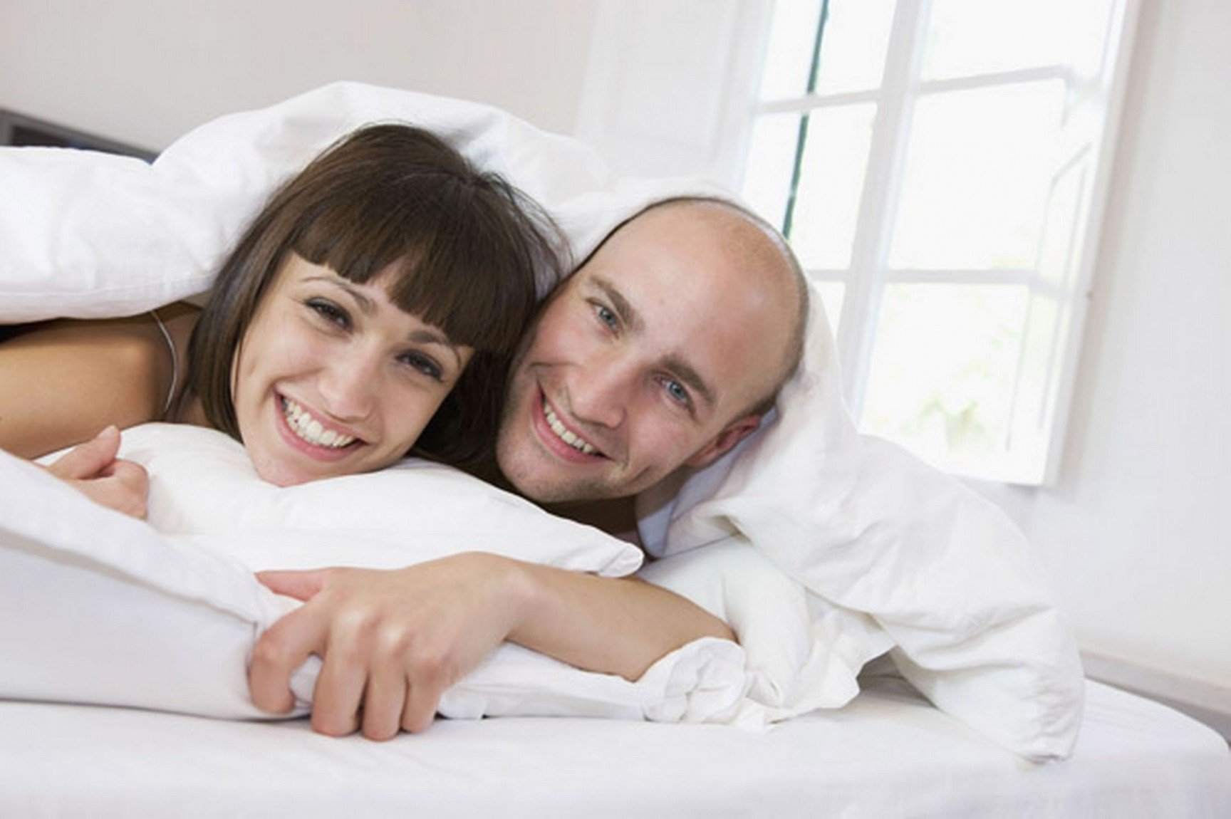 Жена сильно возбуждена. Мужчина и женщина под одеялом. Половая активность фото. Мужчина и женщина деятельность. Happy couple Bedroom.