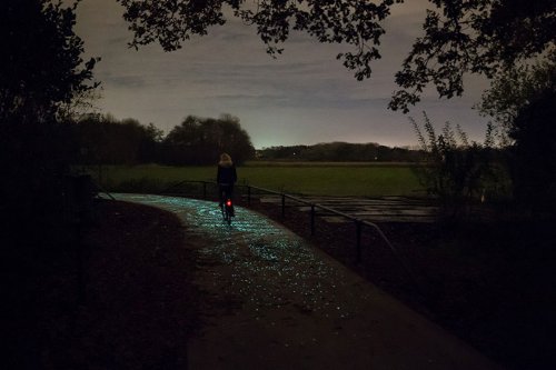 Светящаяся в ночи велосипедная дорожка, вдохновлённая картиной Ван Гога "Звёздная ночь" (8 фото)