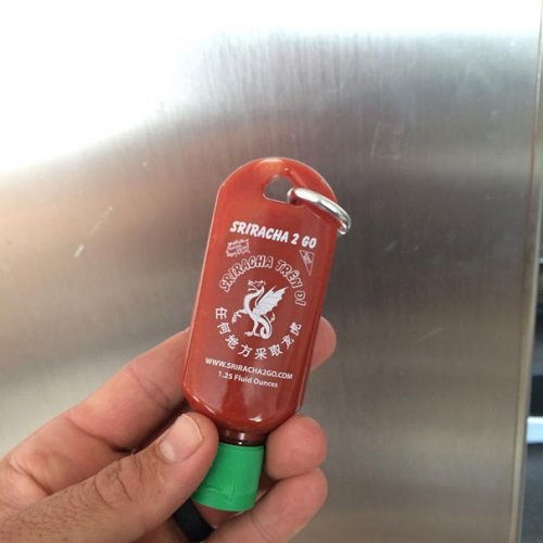 Sriracha2go – брелок с чили соусом (3 фото)