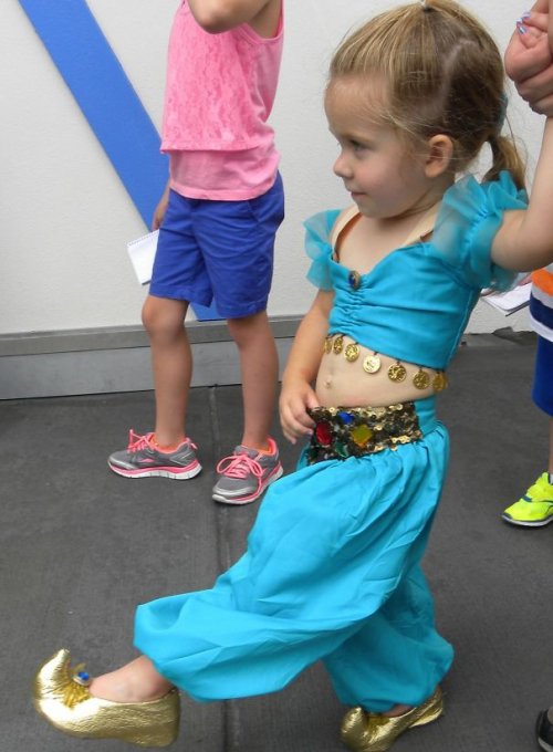 Невероятные вышитые диснеевские костюмы для дочери (25 фото)