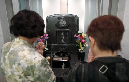 Шок-тенденция среди японцев: организация собственных похорон (18 фото)