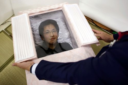 Шок-тенденция среди японцев: организация собственных похорон (18 фото)