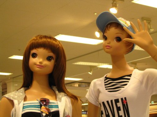 Необычные и странные манекены, которые можно увидеть в магазинах (16 фото)