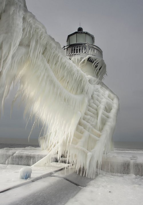 Природные скульптуры из снега и льда (34 фото)