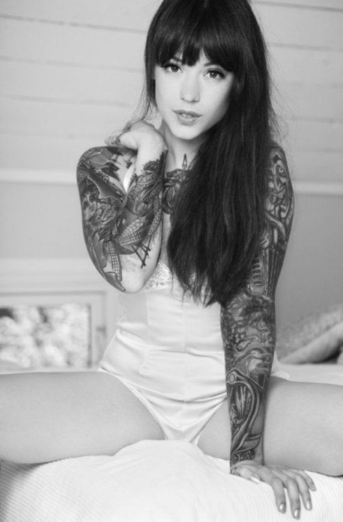 Сексуальные девушки с татуировками (18 фото)