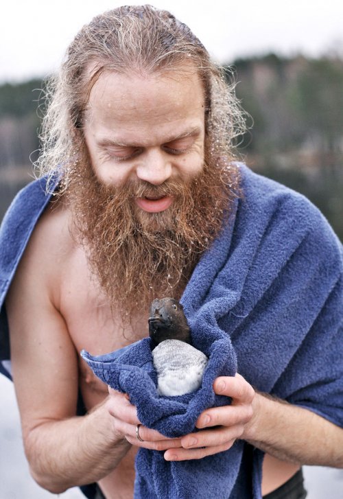 Норвежский парень спас тонущую утку из ледяного плена (7 фото)