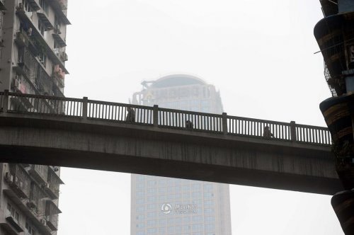 Пешеходный мост между высотками в городе Чунцин (5 фото)