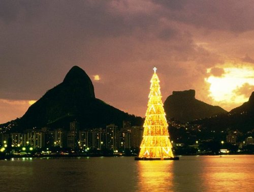 Самые красивые и оригинальные новогодние ёлки со всего света (25 фото)
