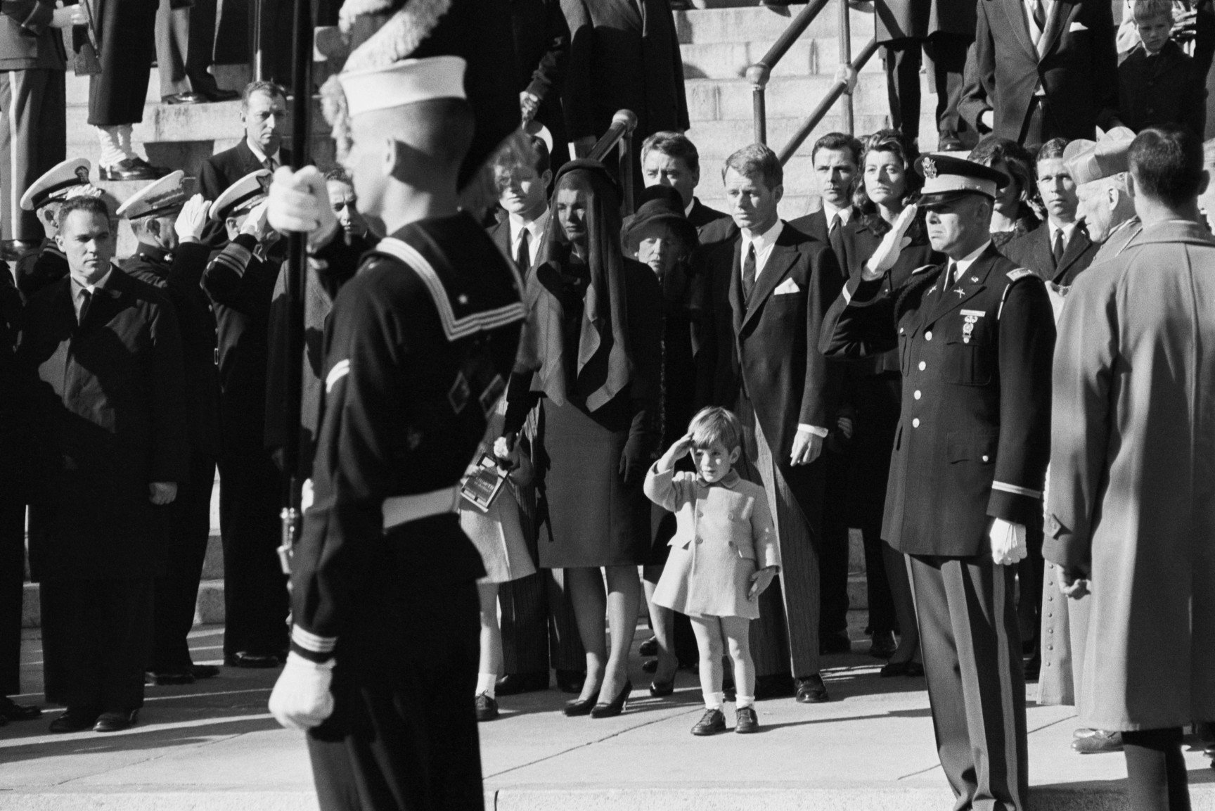 Известные исторические фотографии. Похороны Джона Кеннеди. Джон Фицджеральд Кеннеди похороны. Похороны Кеннеди 1963.